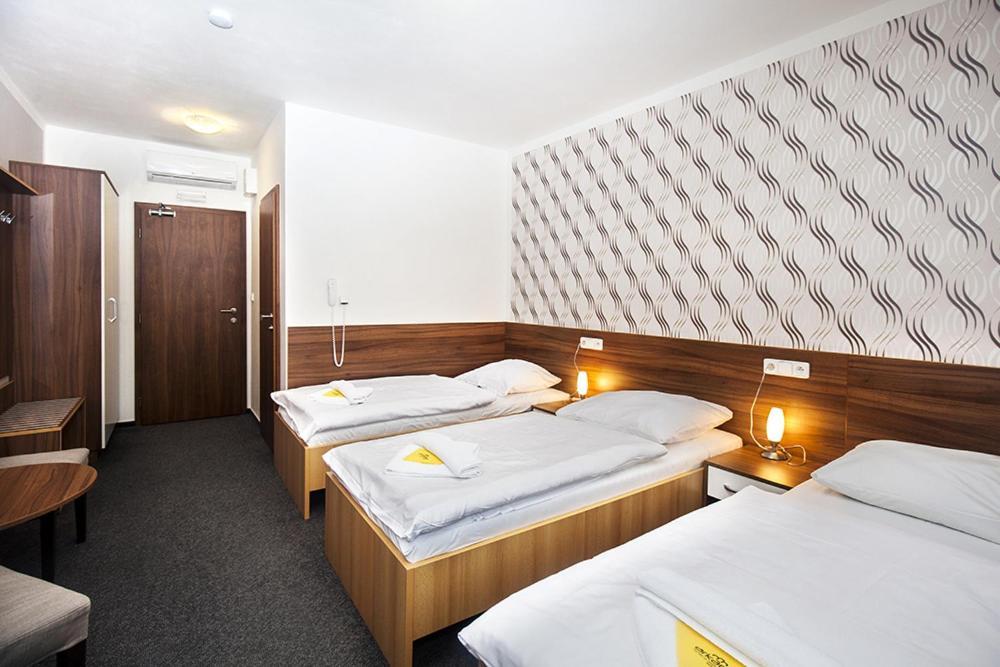 Arkada Hotel Bučovice Buitenkant foto