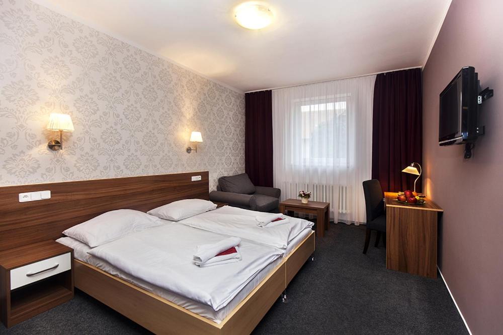 Arkada Hotel Bučovice Buitenkant foto