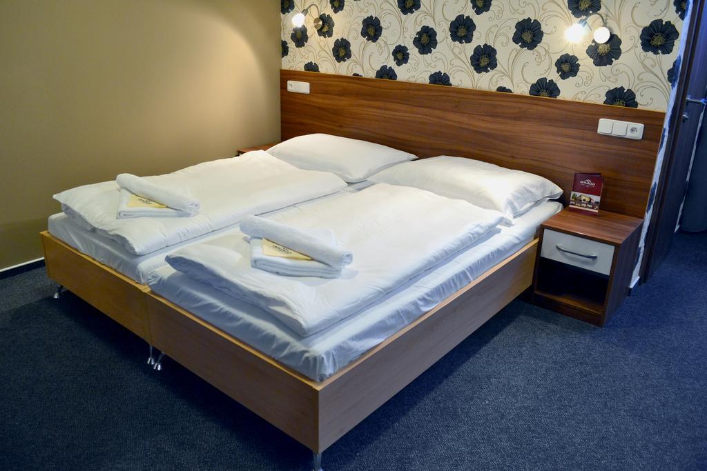 Arkada Hotel Bučovice Buitenkant foto