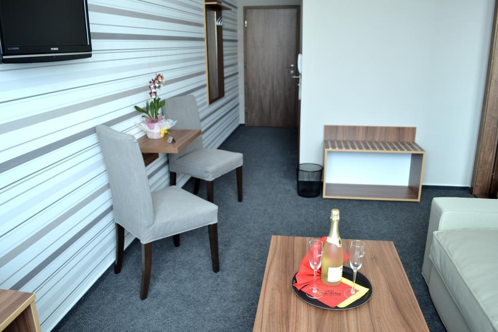 Arkada Hotel Bučovice Buitenkant foto