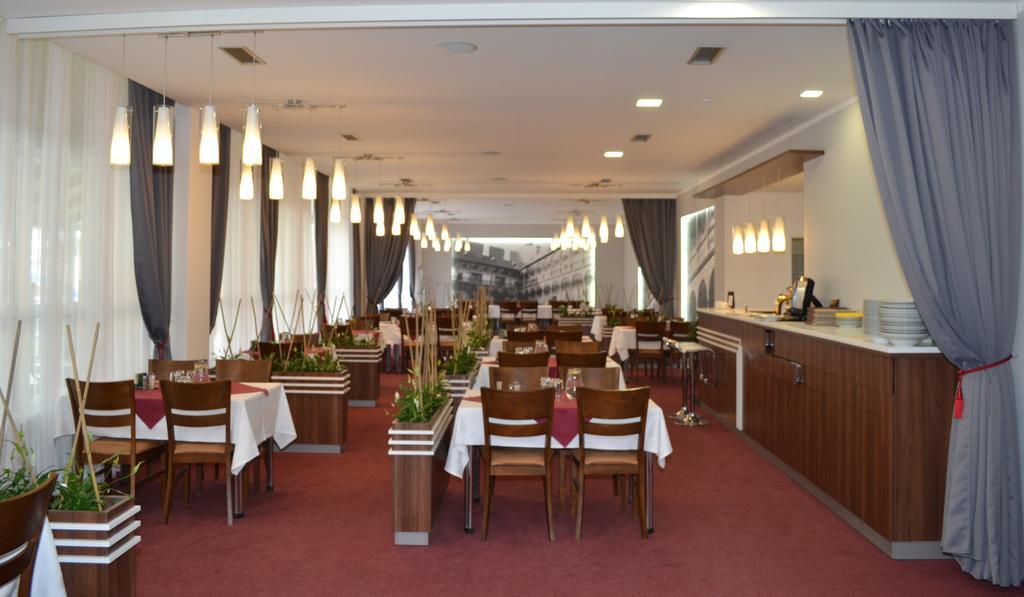 Arkada Hotel Bučovice Buitenkant foto