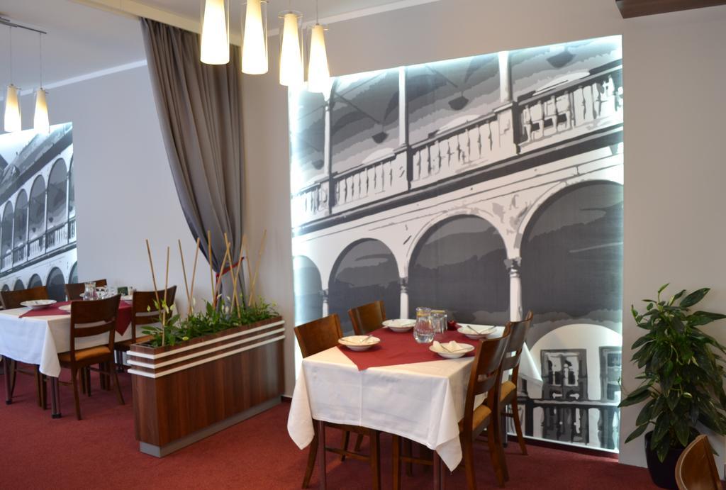 Arkada Hotel Bučovice Buitenkant foto