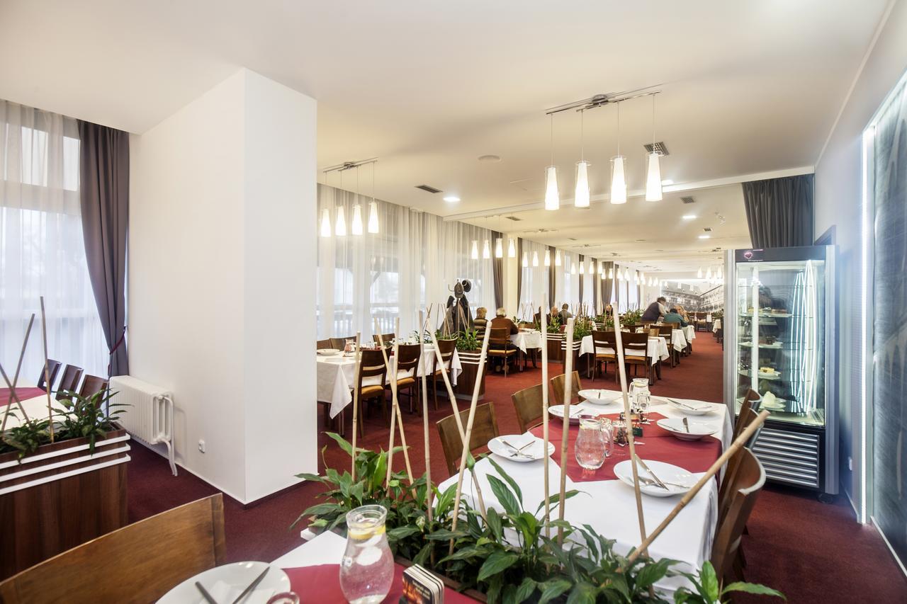 Arkada Hotel Bučovice Buitenkant foto