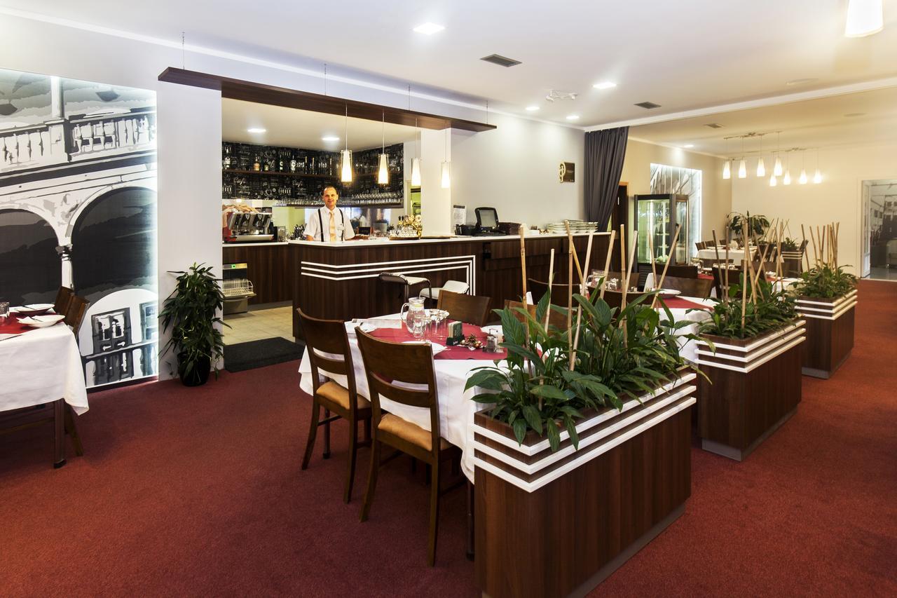 Arkada Hotel Bučovice Buitenkant foto