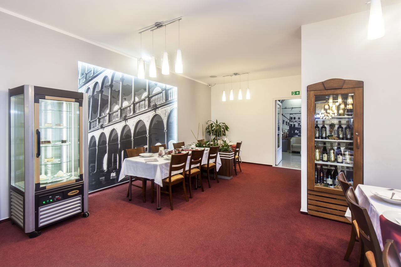 Arkada Hotel Bučovice Buitenkant foto