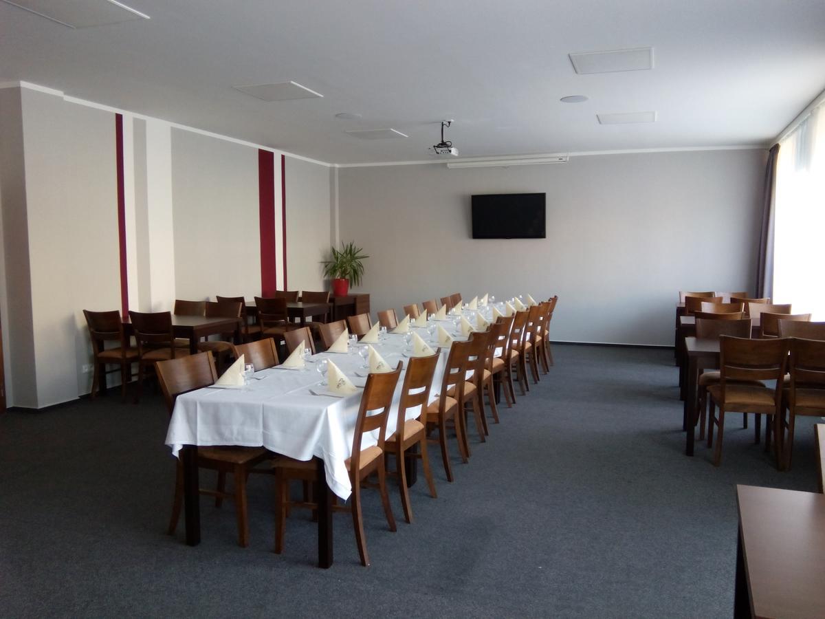 Arkada Hotel Bučovice Buitenkant foto