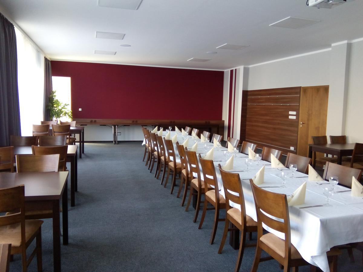 Arkada Hotel Bučovice Buitenkant foto